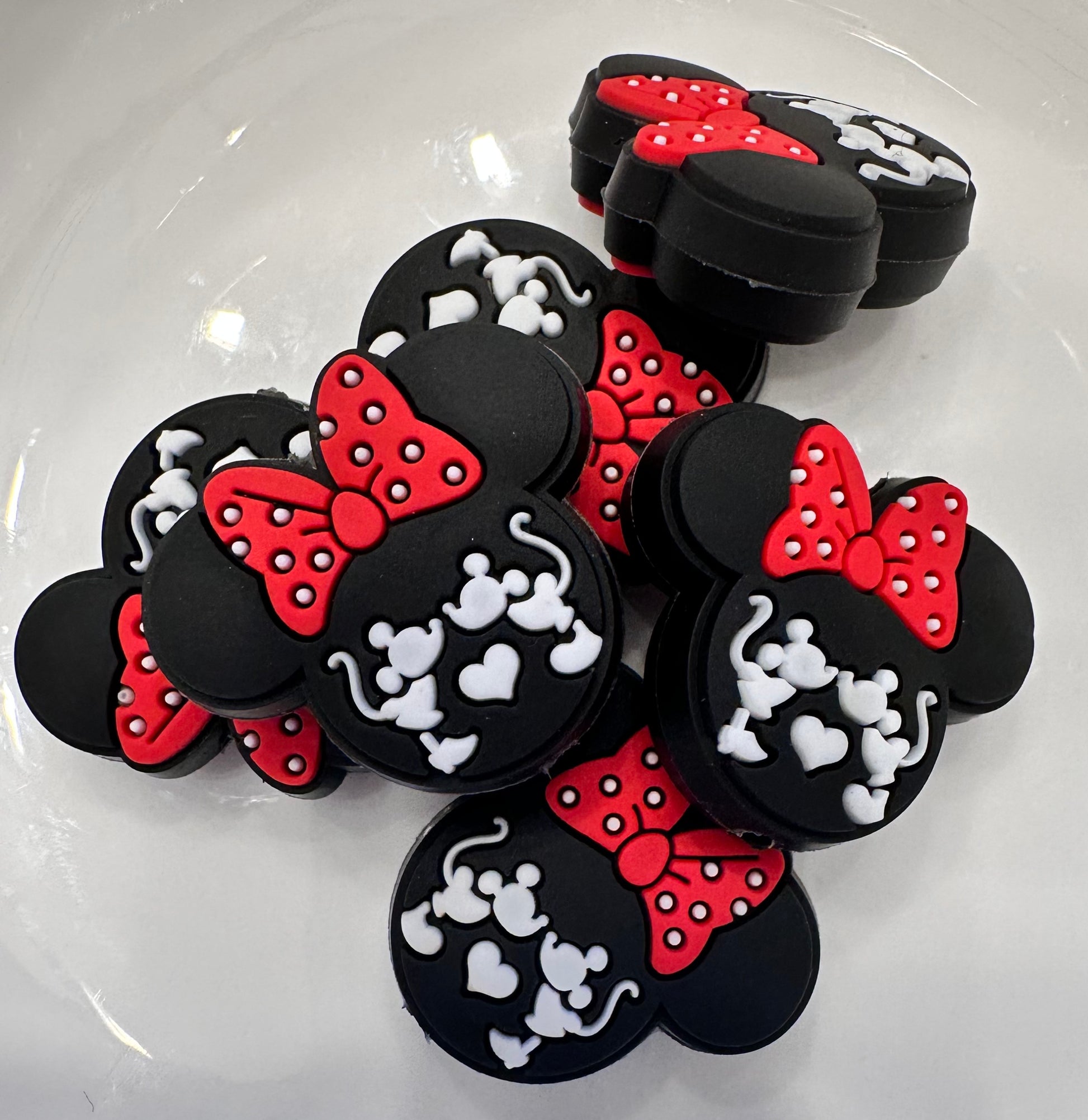 Minnie Mouse Kissing image 0